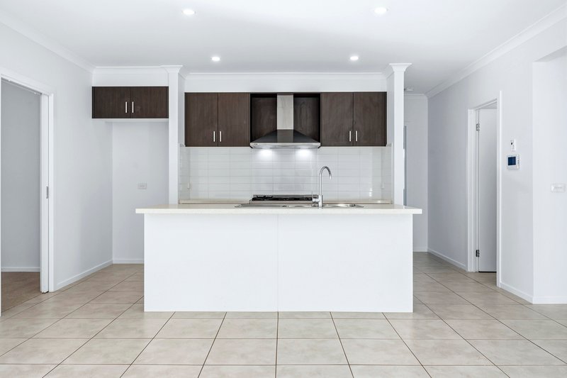 Photo - 28 Auburn Crescent, Bacchus Marsh VIC 3340 - Image 5