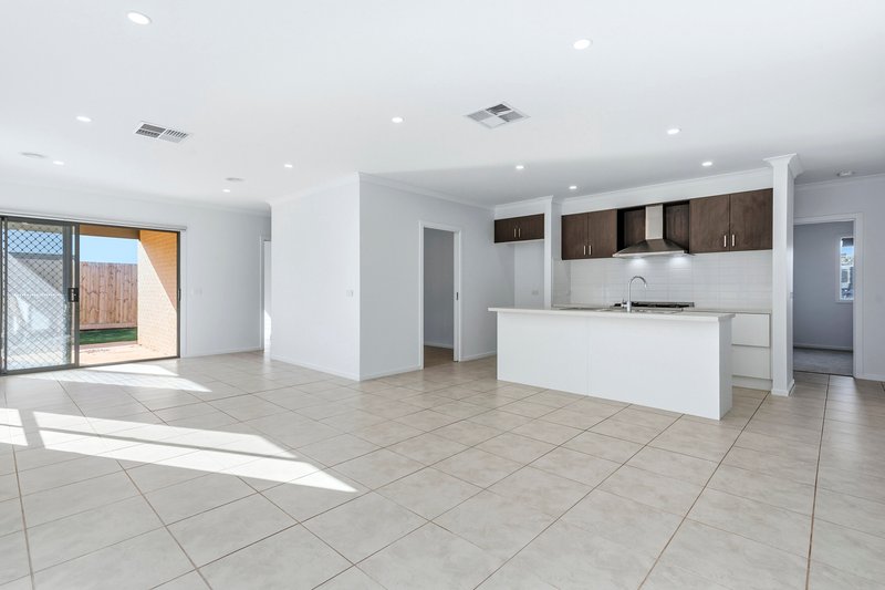 Photo - 28 Auburn Crescent, Bacchus Marsh VIC 3340 - Image 6