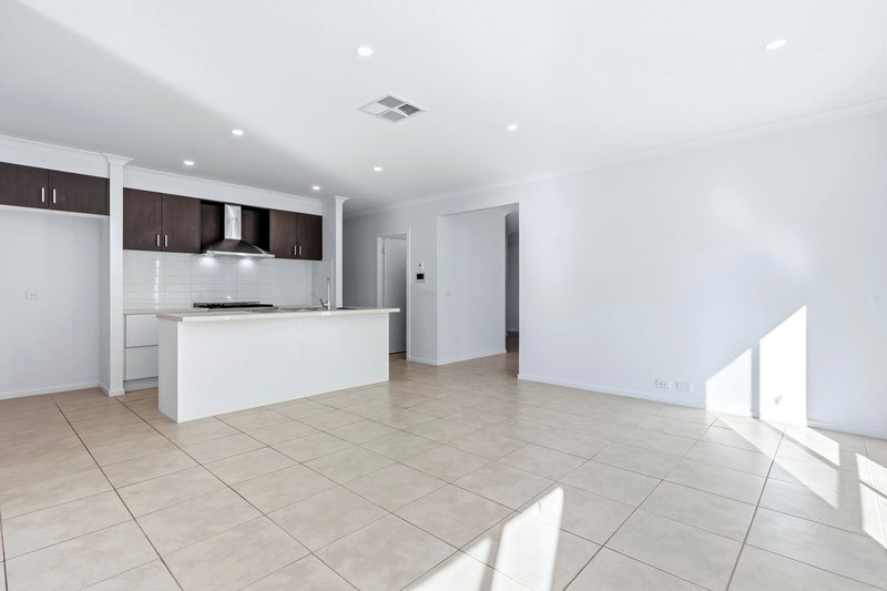 Photo - 28 Auburn Crescent, Bacchus Marsh VIC 3340 - Image 7
