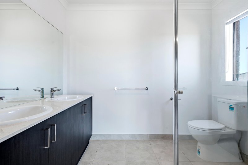 Photo - 28 Auburn Crescent, Bacchus Marsh VIC 3340 - Image 10
