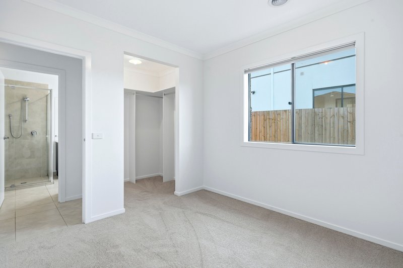 Photo - 28 Auburn Crescent, Bacchus Marsh VIC 3340 - Image 11