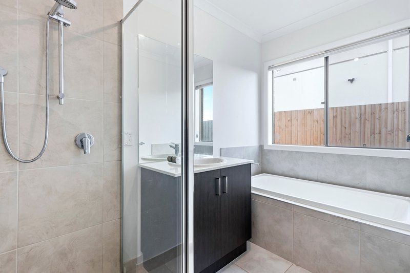 Photo - 28 Auburn Crescent, Bacchus Marsh VIC 3340 - Image 12