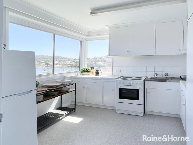 2/8 Ballawinnie Road, Lindisfarne TAS 7015