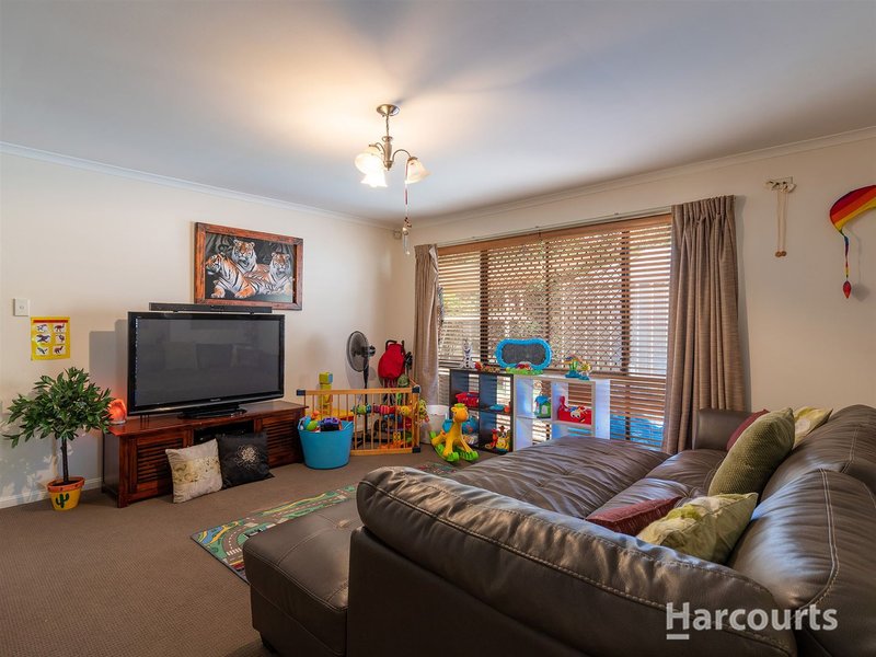 Photo - 28 Barrington Close, Murrumba Downs QLD 4503 - Image 3