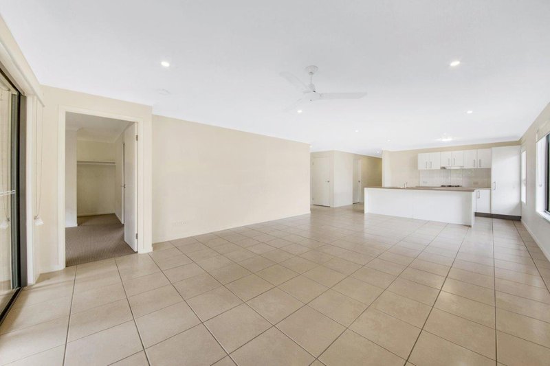 Photo - 28 Bellbird Court, New Auckland QLD 4680 - Image 4