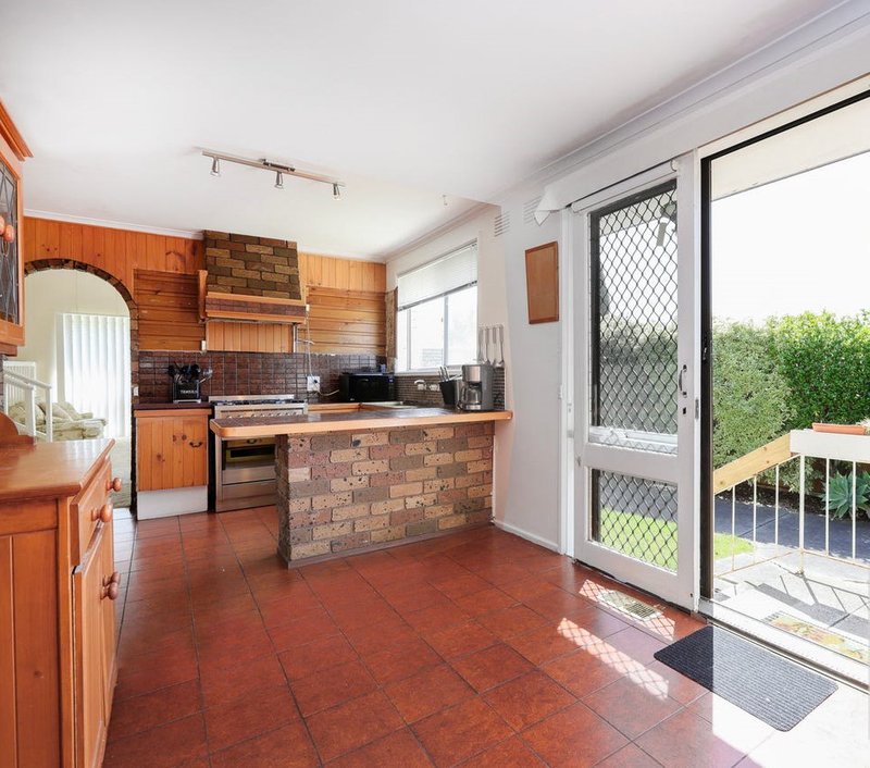 Photo - 28 Beresford Crescent, Gladstone Park VIC 3043 - Image 7