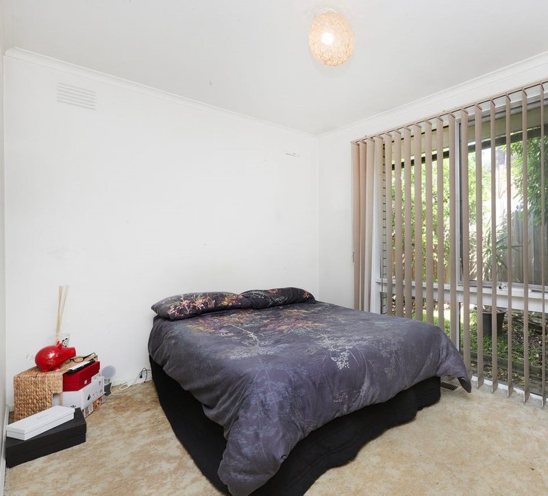 Photo - 28 Beresford Crescent, Gladstone Park VIC 3043 - Image 9