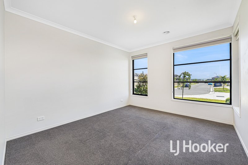 Photo - 28 Bernardins Street, Clyde North VIC 3978 - Image 5