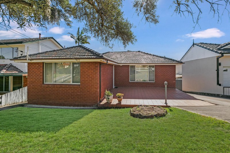 28 Binalong Avenue, Georges Hall NSW 2198