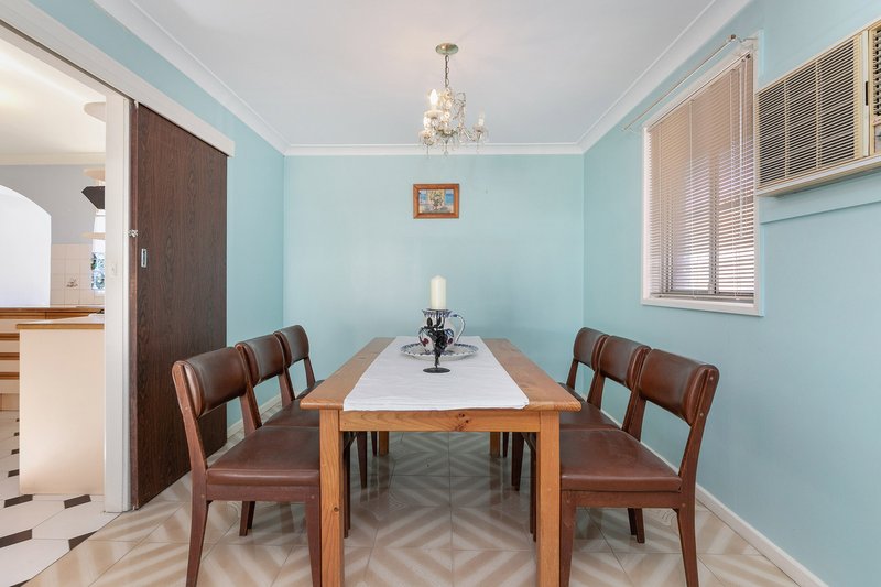 Photo - 28 Binalong Avenue, Georges Hall NSW 2198 - Image 4