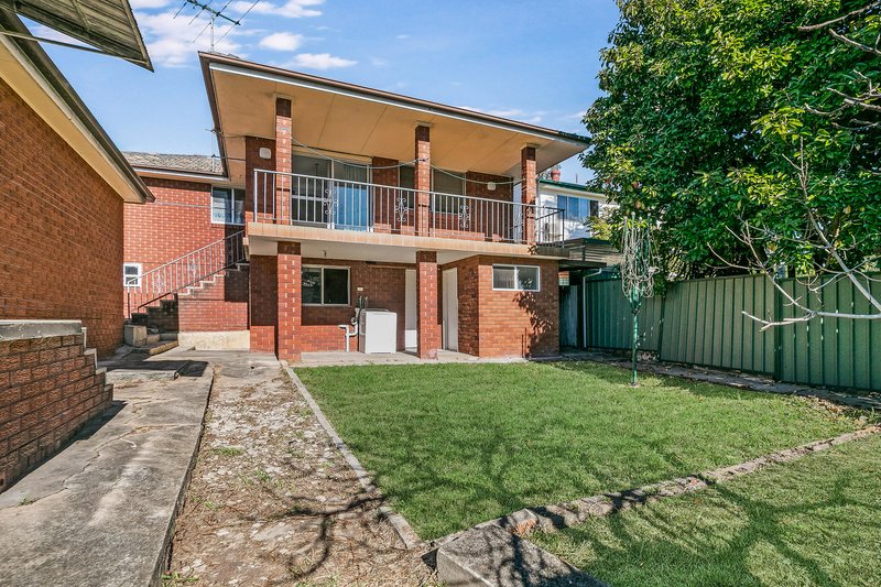 Photo - 28 Binalong Avenue, Georges Hall NSW 2198 - Image 8