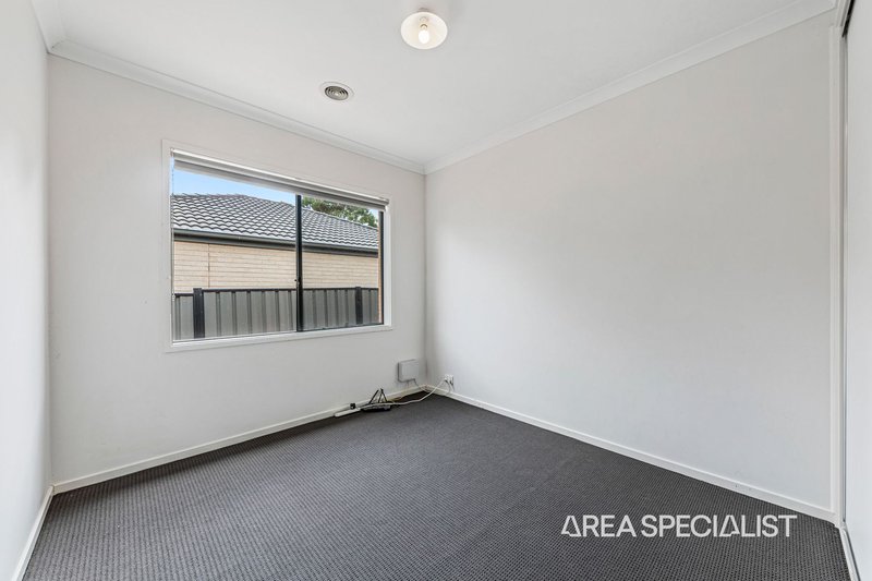 Photo - 28 Bonneville Parade, Pakenham VIC 3810 - Image 12