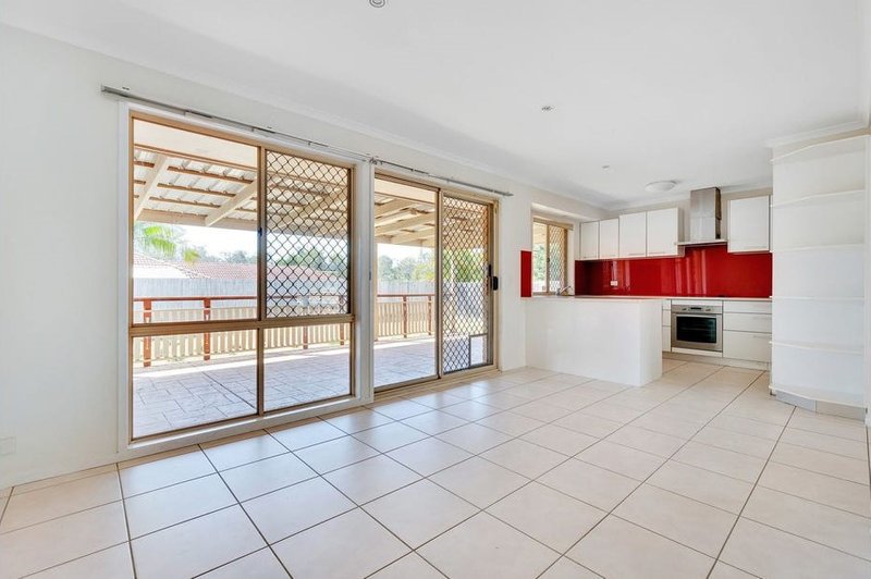 Photo - 28 Bottlebrush Drive, Regents Park QLD 4118 - Image 3