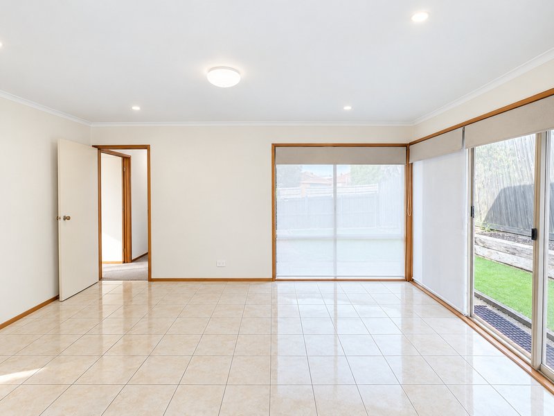 Photo - 28 Bowman Drive, Mill Park VIC 3082 - Image 6