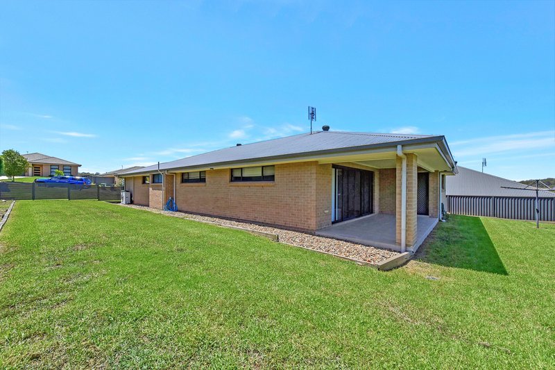 Photo - 28 Boyne Crescent, Cameron Park NSW 2285 - Image 5