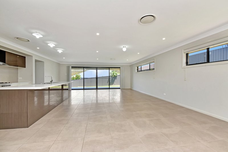 Photo - 28 Boyne Crescent, Cameron Park NSW 2285 - Image 7