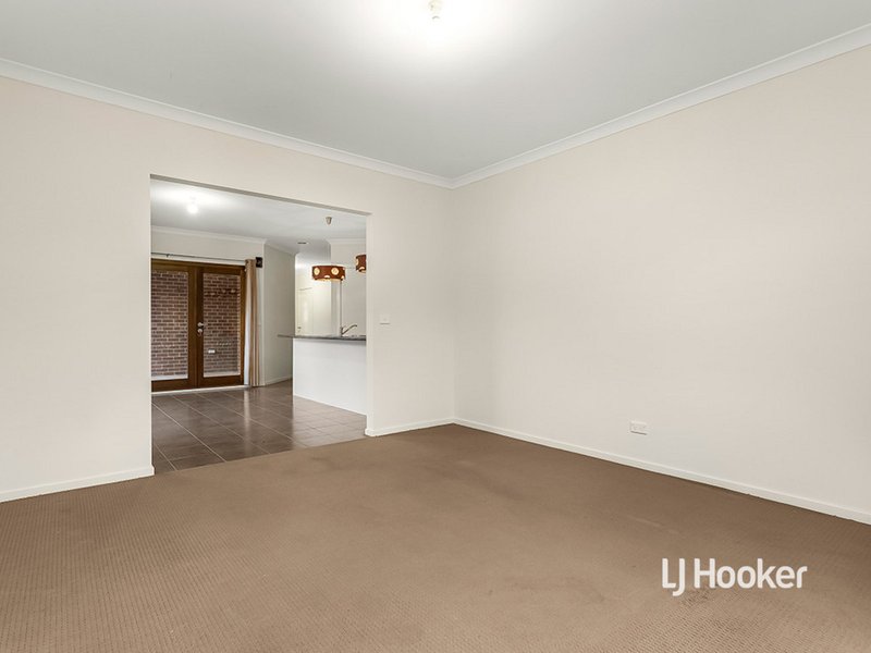 Photo - 28 Brimstone Drive, Tarneit VIC 3029 - Image 4