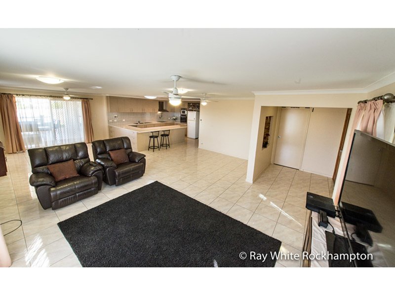 Photo - 28 Broadhurst Drive, Gracemere QLD 4702 - Image 5