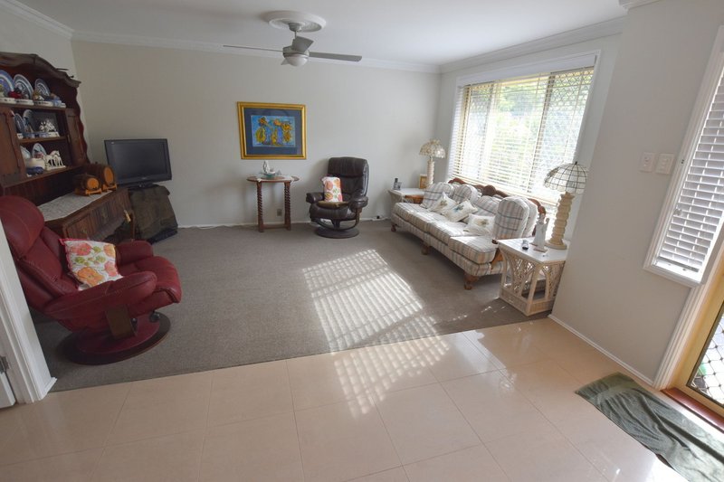 Photo - 28 Burbank Dr , Tuggerah NSW 2259 - Image 2