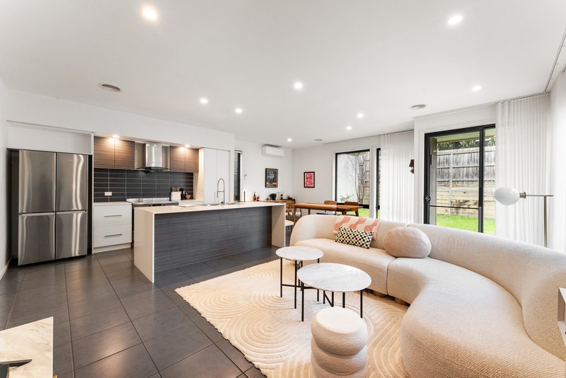 Photo - 28 Burn Nar Look Drive, Burwood VIC 3125 - Image 2