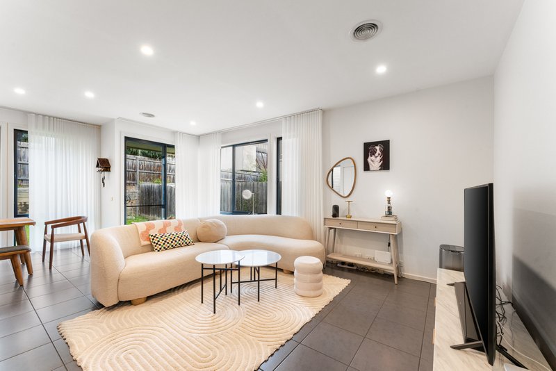 Photo - 28 Burn Nar Look Drive, Burwood VIC 3125 - Image 3