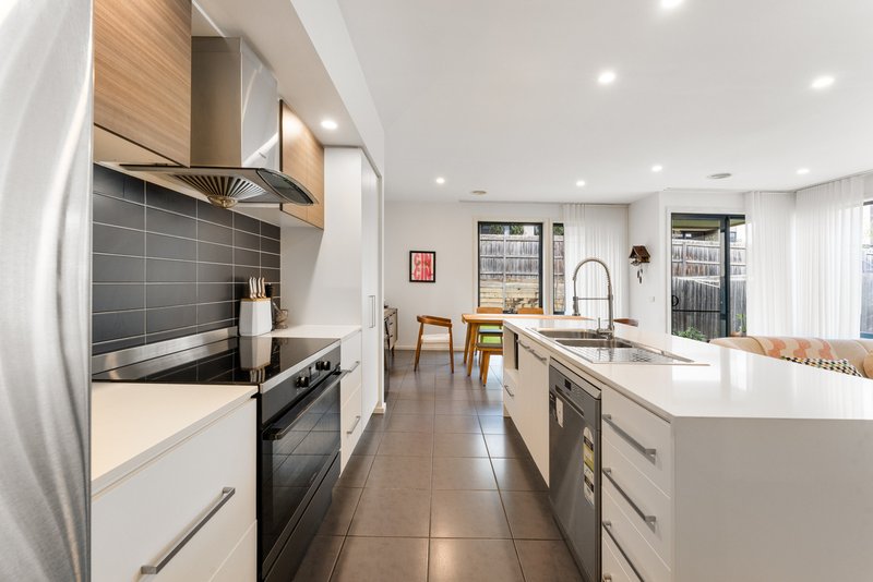 Photo - 28 Burn Nar Look Drive, Burwood VIC 3125 - Image 4