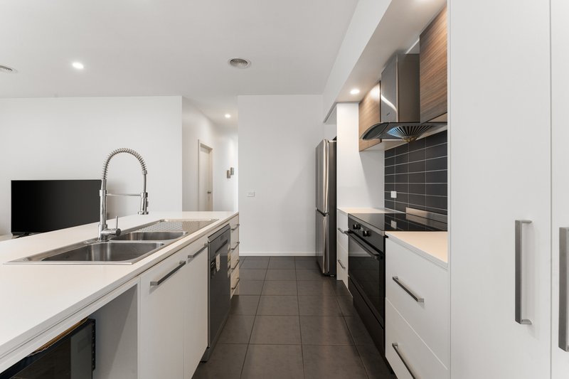 Photo - 28 Burn Nar Look Drive, Burwood VIC 3125 - Image 5