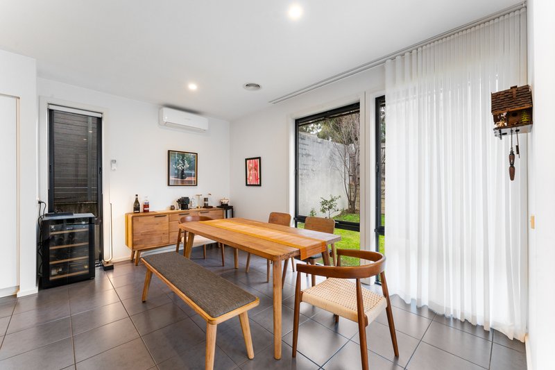 Photo - 28 Burn Nar Look Drive, Burwood VIC 3125 - Image 7