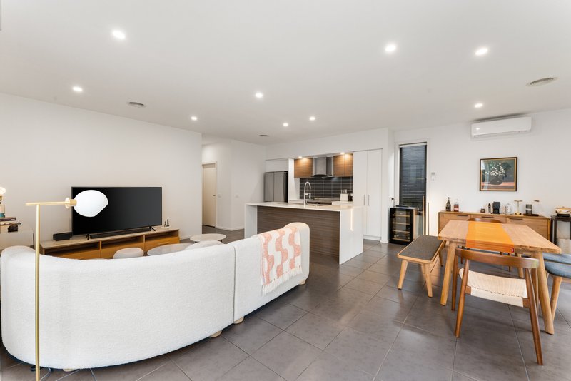 Photo - 28 Burn Nar Look Drive, Burwood VIC 3125 - Image 8