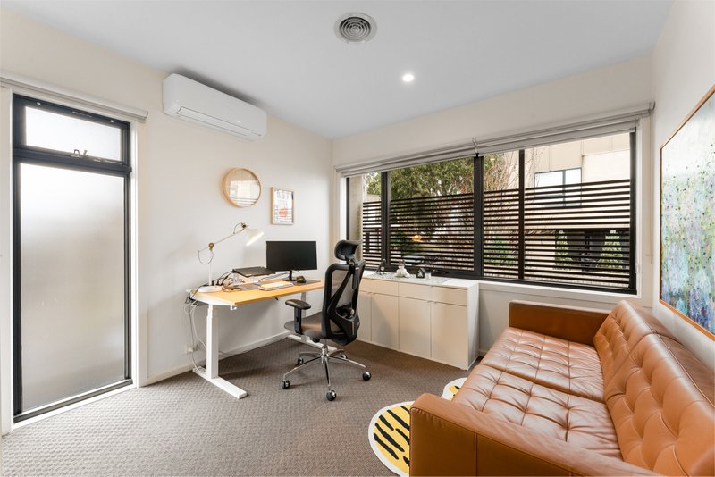 Photo - 28 Burn Nar Look Drive, Burwood VIC 3125 - Image 9