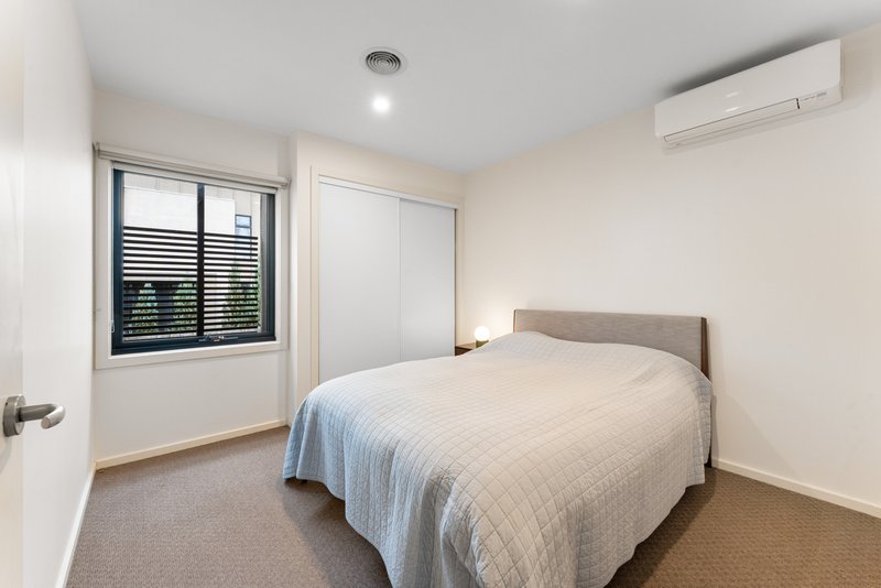 Photo - 28 Burn Nar Look Drive, Burwood VIC 3125 - Image 10