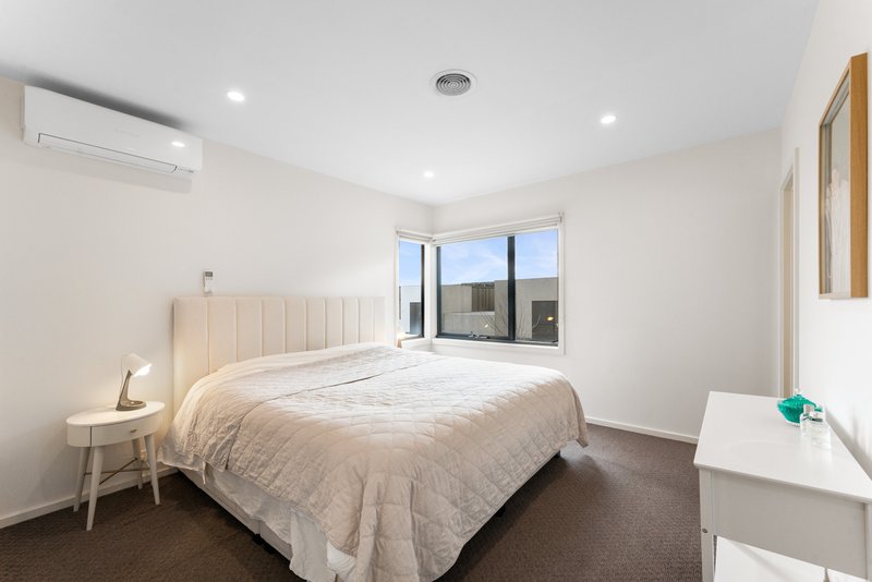 Photo - 28 Burn Nar Look Drive, Burwood VIC 3125 - Image 12
