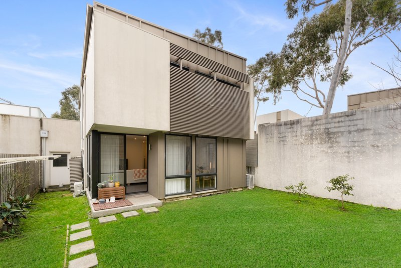 Photo - 28 Burn Nar Look Drive, Burwood VIC 3125 - Image 16