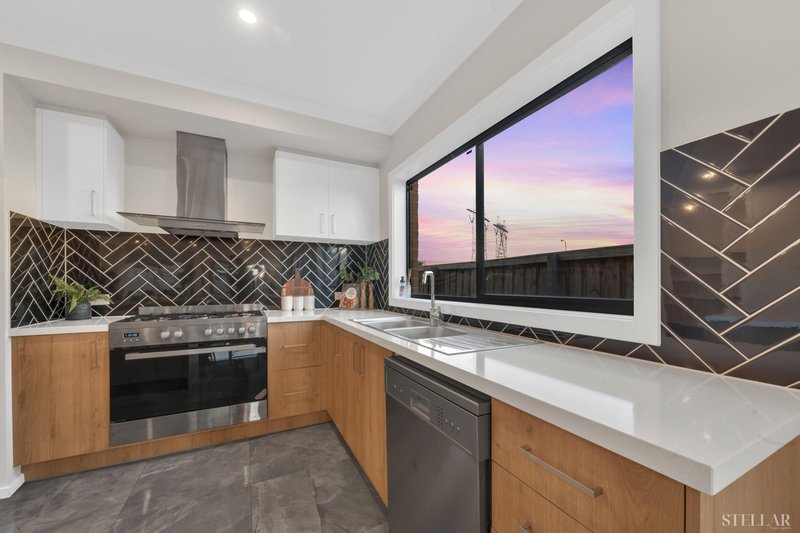 Photo - 28 Carradale Road, Clyde North VIC 3978 - Image 9