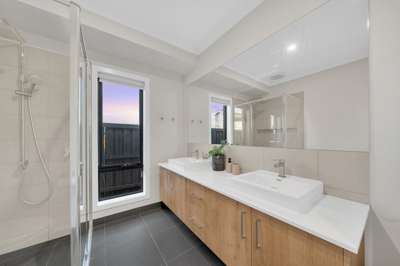 Photo - 28 Carradale Road, Clyde North VIC 3978 - Image 14