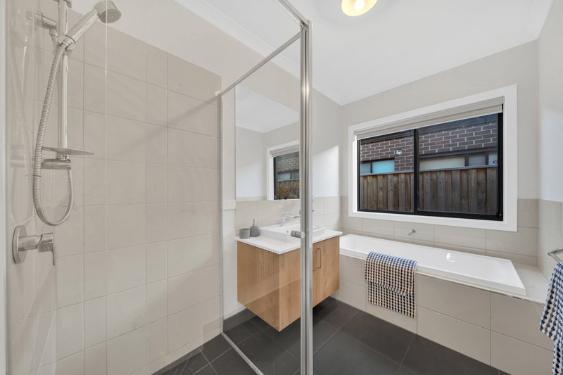 Photo - 28 Carradale Road, Clyde North VIC 3978 - Image 15