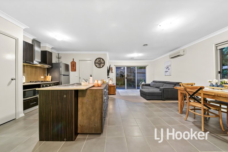 Photo - 28 Caspian Chase, Pakenham VIC 3810 - Image 2