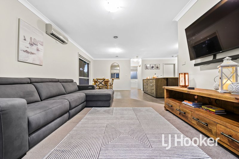 Photo - 28 Caspian Chase, Pakenham VIC 3810 - Image 8