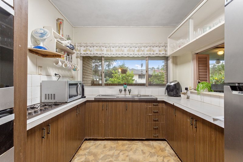 Photo - 28 Chaplin Street, Stafford Heights QLD 4053 - Image 2