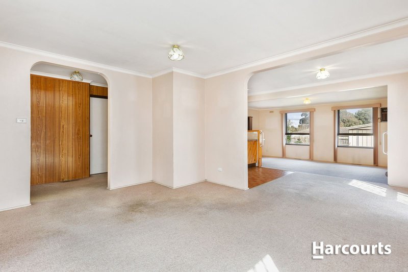 Photo - 28 Cheviot Avenue, Berwick VIC 3806 - Image 2