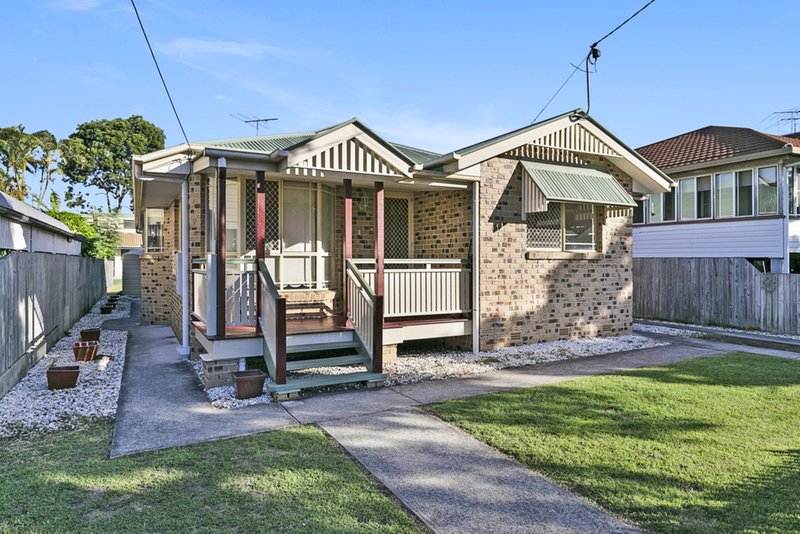 Photo - 28 Clara Street, Wynnum QLD 4178 - Image 2