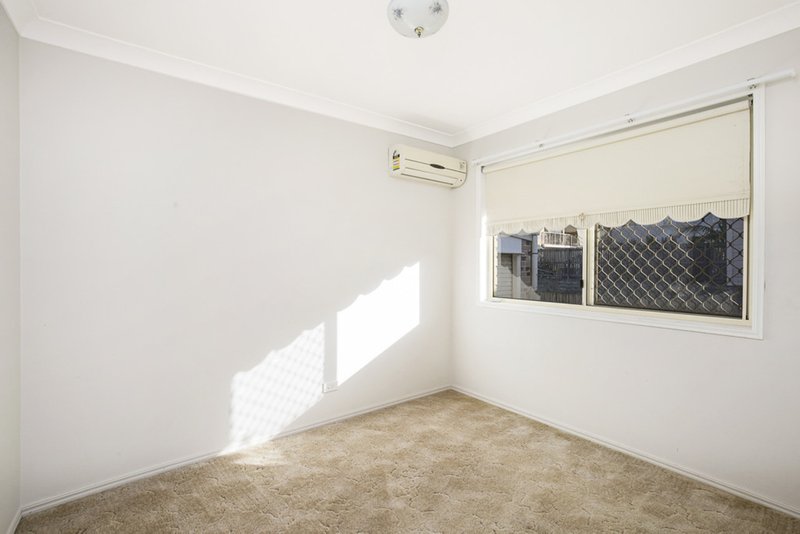 Photo - 28 Clara Street, Wynnum QLD 4178 - Image 10