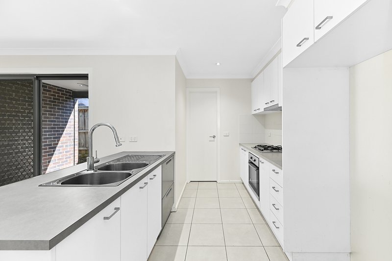 Photo - 28 Clarendon Street, Pakenham VIC 3810 - Image 2