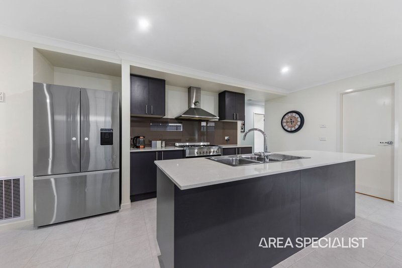 Photo - 28 Constance Way, Pakenham VIC 3810 - Image 3