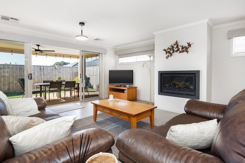 Photo - 28 Copper Beech Road, Beaconsfield VIC 3807 - Image 5