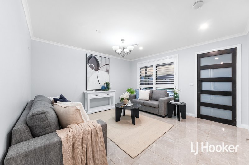 Photo - 28 Creswick Drive, Point Cook VIC 3030 - Image 3