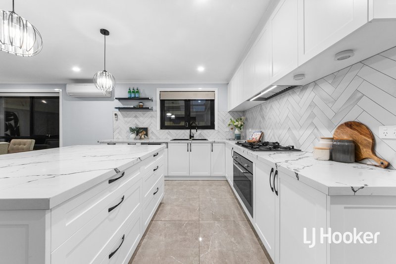 Photo - 28 Creswick Drive, Point Cook VIC 3030 - Image 6
