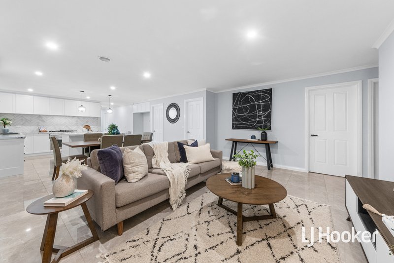 Photo - 28 Creswick Drive, Point Cook VIC 3030 - Image 8