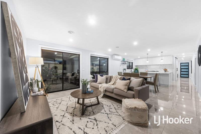 Photo - 28 Creswick Drive, Point Cook VIC 3030 - Image 9