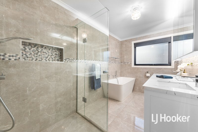 Photo - 28 Creswick Drive, Point Cook VIC 3030 - Image 16